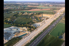 Photographie aérienne de Chantier de construction d'un tunnel le long de l'A4 à le quartier Bornade di Sotto in Desenzano del Garda dans le département Brescia, Italie