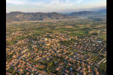 Vue aérienne de Quartier Piazza in Bedizzole dans le département Brescia, Italie