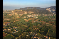 Vue aérienne de Carrières de marbre près de Mazzano à Nuvolera dans le département Brescia, Italie
