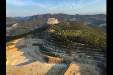 Vue aérienne de Carrière de calcaire Cava Italcementi à Mazzano dans le département Brescia, Italie