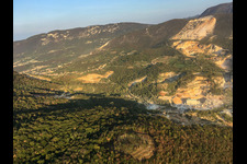 Vue aérienne de Carrières de marbre Cava Costruzioni Fontana à Nuvolera dans le département Brescia, Italie