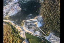 Vue aérienne de Cava Ziche, Lazzarini Angiolino Srl Commercio Ed Escavazione Marmi à Nuvolera dans le département Brescia, Italie
