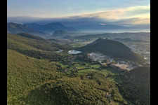 Vue aérienne de Buco Del Frate à Paitone dans le département Brescia, Italie