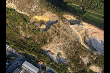 Vue oblique de Buco Del Frate à Paitone dans le département Brescia, Italie
