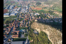 Vue aérienne de Église de Santa Giulia à Paitone dans le département Brescia, Italie