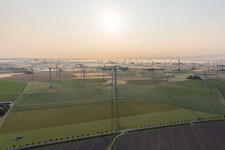 Vue aérienne de Éoliennes (WEA) avec éoliennes à Dithmarschen sur un champ à Norddeich dans le département Schleswig-Holstein, Allemagne
