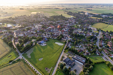 Vue aérienne de Vue du village en bordure des champs agricoles et des terres agricoles à Wesselburen dans le département Schleswig-Holstein, Allemagne