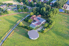 Vue aérienne de Centrale solaire rotative et systèmes photovoltaïques sur un même toit à Süderdeich dans le département Schleswig-Holstein, Allemagne