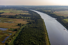 Vue aérienne de Ferry traversant le canal de Kiel à Burg dans le département Schleswig-Holstein, Allemagne