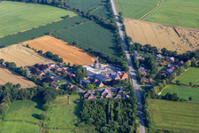 Vue aérienne de Moulin à vent de Hass Landhandel à Süderhastedt dans le département Schleswig-Holstein, Allemagne