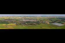 Vue aérienne de Vue panoramique des installations de raffinage et des réseaux de tuyauterie du site de la Raffinerie Heide GmbH, producteur d'huiles minérales. La raffinerie la plus septentrionale d'Allemagne est l'une des plus modernes d'Europe. à Hemmingstedt dans le département Schleswig-Holstein, Allemagne