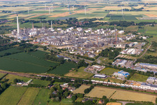 Vue aérienne de Installations de raffinage et systèmes de tuyauterie dans les locaux du producteur d'huile minérale Raffinerie Heide GmbH à Hemmingstedt à Lieth dans le département Schleswig-Holstein, Allemagne