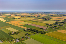 Vue aérienne de Parcs éoliens au large de l'estuaire de l'Eider à Neuenkirchen dans le département Schleswig-Holstein, Allemagne