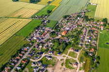 Vue aérienne de Église Saint-Jacob à Neuenkirchen dans le département Schleswig-Holstein, Allemagne