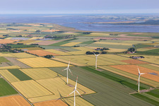 Vue aérienne de Parcs éoliens au large de l'estuaire de l'Eider à le quartier Schülper Altensiel in Schülp dans le département Schleswig-Holstein, Allemagne