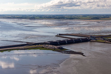 Vue aérienne de Écluses du barrage Eider de l'Administration fédérale des voies navigables et de la navigation (WSV) à Wesselburenerkoog à le quartier Kating in Tönning dans le département Schleswig-Holstein, Allemagne