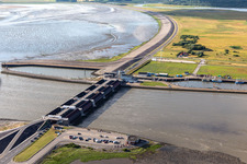 Vue aérienne de Écluses du barrage Eider de l'Administration fédérale des voies navigables et de la navigation (WSV) à Wesselburenerkoog à le quartier Kating in Tönning dans le département Schleswig-Holstein, Allemagne