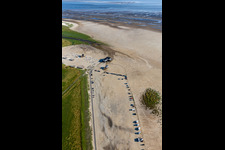 Vue aérienne de Paysage de plage de sable sur la côte de la mer du Nord dans le quartier Sankt Peter-Ording Parking et restaurant Die Seekiste à le quartier Böhl-Süderhöft in Sankt Peter-Ording dans le département Schleswig-Holstein, Allemagne