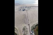 Vue aérienne de Paysage de plage de sable avec jetée sur la côte de la mer du Nord - parking et gastronomie Arche de Noé sur des maisons sur pilotis à le quartier Bad Sankt Peter in Sankt Peter-Ording dans le département Schleswig-Holstein, Allemagne