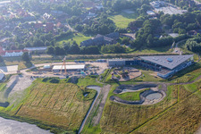 Vue aérienne de Centre d'accueil des visiteurs du parc national Multimar Wattforum avec chantier de construction du nouveau département des loutres à Tönning dans le département Schleswig-Holstein, Allemagne