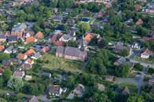Vue aérienne de Église Saint-Magnus à le quartier Süderdeich in Tating dans le département Schleswig-Holstein, Allemagne