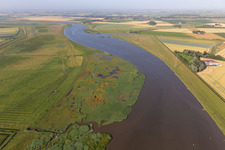 Vue aérienne de Réserve naturelle d'Oldensworter Vorland sur l'Eider à le quartier Hemmerdeich in Oldenswort dans le département Schleswig-Holstein, Allemagne