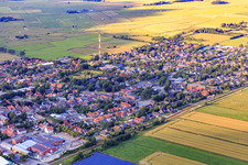 Vue aérienne de Du sud-ouest à le quartier Leegesee in Garding dans le département Schleswig-Holstein, Allemagne