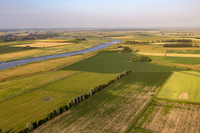Vue aérienne de Avec pont ferroviaire sur l'Eider à le quartier Dammsdeich in Koldenbüttel dans le département Schleswig-Holstein, Allemagne
