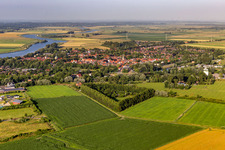 Vue aérienne de Vue de la ville sur Treene depuis l'ouest à Friedrichstadt dans le département Schleswig-Holstein, Allemagne