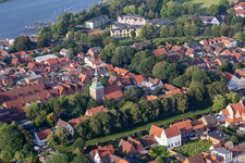 Vue aérienne de Église Saint-Christophe dans le vieux centre-ville à Friedrichstadt dans le département Schleswig-Holstein, Allemagne