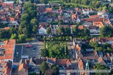 Vue aérienne de Marché à Friedrichstadt dans le département Schleswig-Holstein, Allemagne
