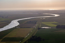 Vue aérienne de Boucle d'Eider entre Dithmarschen et la Frise du Nord à le quartier Dahrenwurth in Lehe dans le département Schleswig-Holstein, Allemagne