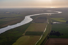 Vue aérienne de Boucle d'Eider entre Dithmarschen et la Frise du Nord à le quartier Dahrenwurth in Lehe dans le département Schleswig-Holstein, Allemagne