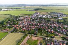 Vue aérienne de Vue des rues et des maisons dans les quartiers résidentiels à Schwabhausen dans le département Thuringe, Allemagne