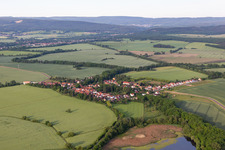 Vue aérienne de Vue du village derrière l'étang à poissons depuis le nord à le quartier Petriroda in Georgenthal dans le département Thuringe, Allemagne
