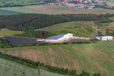 Vue aérienne de Champ photovoltaïque. Service de gestion des déchets municipaux. à le quartier Wipperoda in Georgenthal dans le département Thuringe, Allemagne