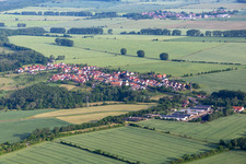 Vue aérienne de Vue du village sur la Nesse depuis le sud-est à le quartier Haina in Nessetal dans le département Thuringe, Allemagne