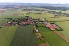 Vue aérienne de Vue de la ville en bordure des champs agricoles et des terres agricoles en Warza à le quartier Warza in Nessetal dans le département Thuringe, Allemagne