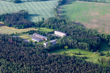 Vue aérienne de Sur la montagne à le quartier Seebergen in Drei Gleichen dans le département Thuringe, Allemagne