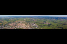 Vue aérienne de Zone urbaine en perspective panoramique avec périphérie et centre-ville à le quartier Queichheim in Landau in der Pfalz dans le département Rhénanie-Palatinat, Allemagne