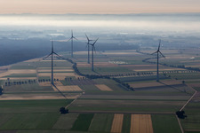 Vue aérienne de Parc éolien à Hatzenbühl dans le département Rhénanie-Palatinat, Allemagne