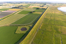 Vue aérienne de Avant-pays des eiders de Dithmarscher à le quartier Schülper Neuensiel in Wesselburenerkoog dans le département Schleswig-Holstein, Allemagne