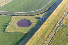 Vue aérienne de Avant-pays des eiders de Dithmarscher à le quartier Schülper Neuensiel in Wesselburenerkoog dans le département Schleswig-Holstein, Allemagne