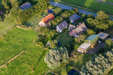 Rue Schülpersieler à le quartier Schülperweide in Wesselburenerkoog dans le département Schleswig-Holstein, Allemagne hors des airs