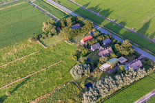 Rue Schülpersieler à le quartier Schülperweide in Wesselburenerkoog dans le département Schleswig-Holstein, Allemagne depuis l'avion