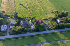 Enregistrement par drone de Rue Schülpersieler à le quartier Schülperweide in Wesselburenerkoog dans le département Schleswig-Holstein, Allemagne