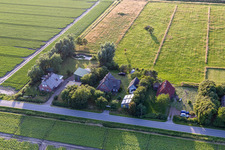 Image drone de Rue Schülpersieler à le quartier Schülperweide in Wesselburenerkoog dans le département Schleswig-Holstein, Allemagne