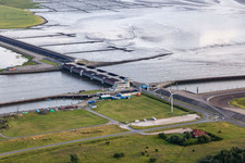 Vue aérienne de Barrage d'Eiders à Wesselburenerkoog dans le département Schleswig-Holstein, Allemagne