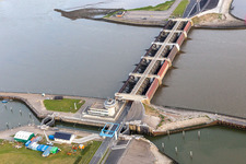 Vue aérienne de Écluse de navigation du barrage d'Eider à Wesselburenerkoog dans le département Schleswig-Holstein, Allemagne