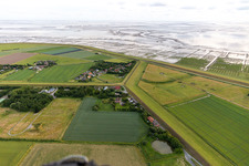 Vue aérienne de Digues de la mer du Nord à le quartier Westerkoog in Hedwigenkoog dans le département Schleswig-Holstein, Allemagne